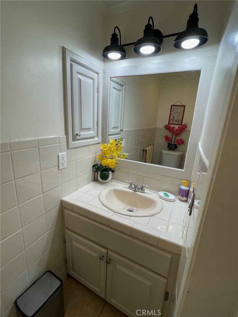 840 East Meadbrook Street Carson, CA 90746 - Photo 7 of 32 a bathroom with a sink and a mirror