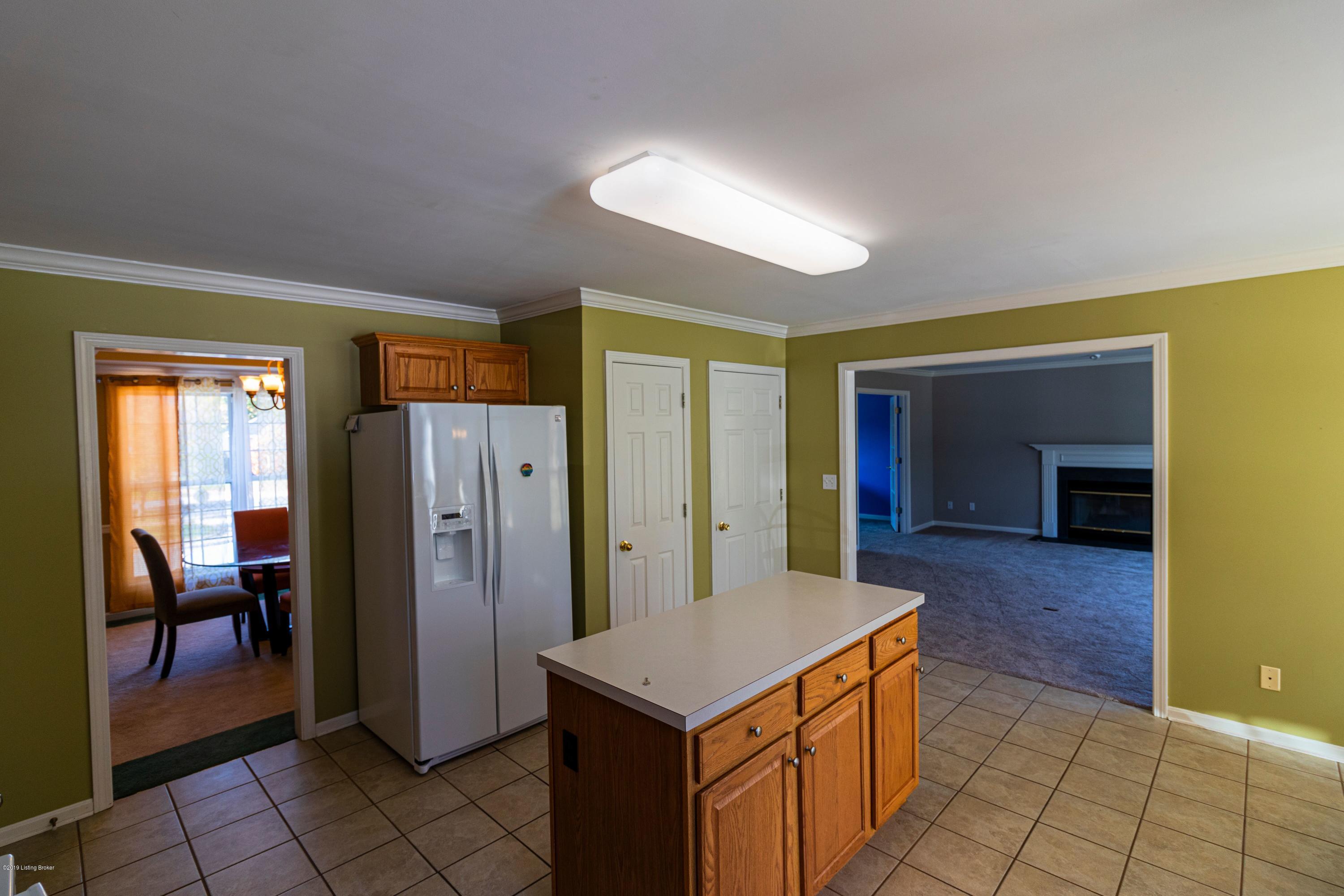 1427 Twin Ridge Road Louisville, KY 40242 - Photo 17 of 32 1427 kitchen3