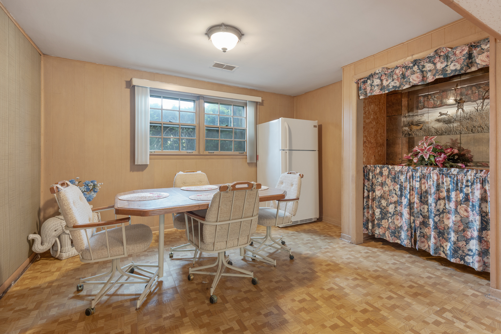 9363 Clancy Drive Des Plaines, IL 60016 - Photo 17 of 27 a view of a livingroom with furniture