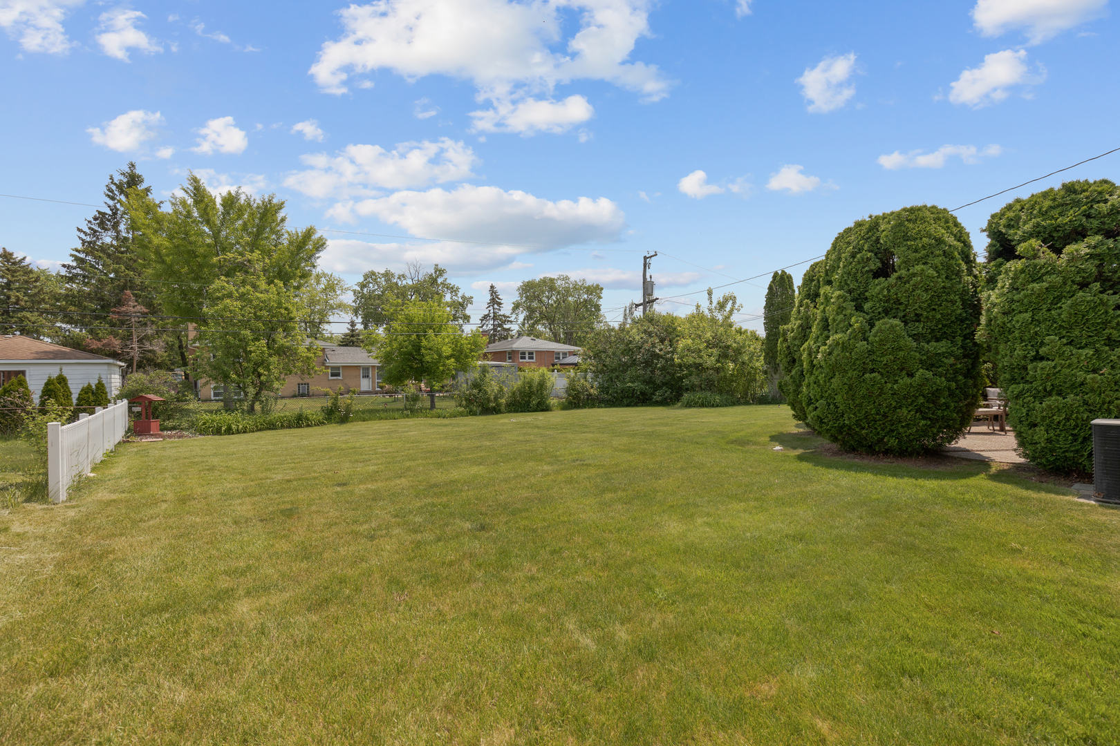9363 Clancy Drive Des Plaines, IL 60016 - Photo 21 of 27 a view of a garden