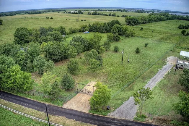 a view of an outdoor space