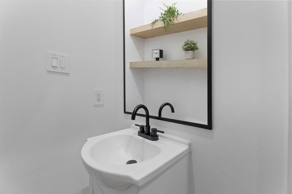 518 Clinton Street, Unit B Conroe, TX 77301 - Photo 21 of 50 a bathroom with a sink