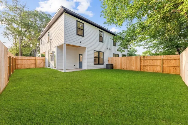 $2,050 | 518 Clinton Street, Unit B, Conroe, TX 77301