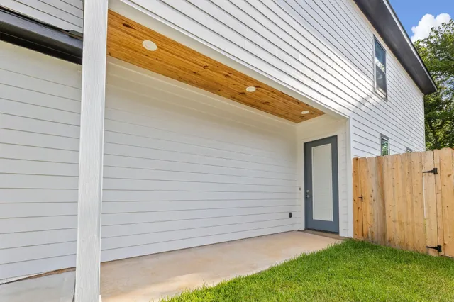 $2,050 | 518 Clinton Street, Unit B, Conroe, TX 77301