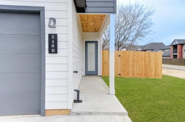 $2,050 | 518 Clinton Street, Unit B, Conroe, TX 77301