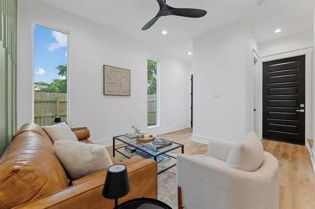 $2,050 | 518 Clinton Street, Unit B, Conroe, TX 77301