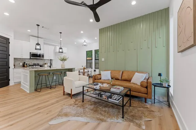 $2,050 | 518 Clinton Street, Unit B, Conroe, TX 77301