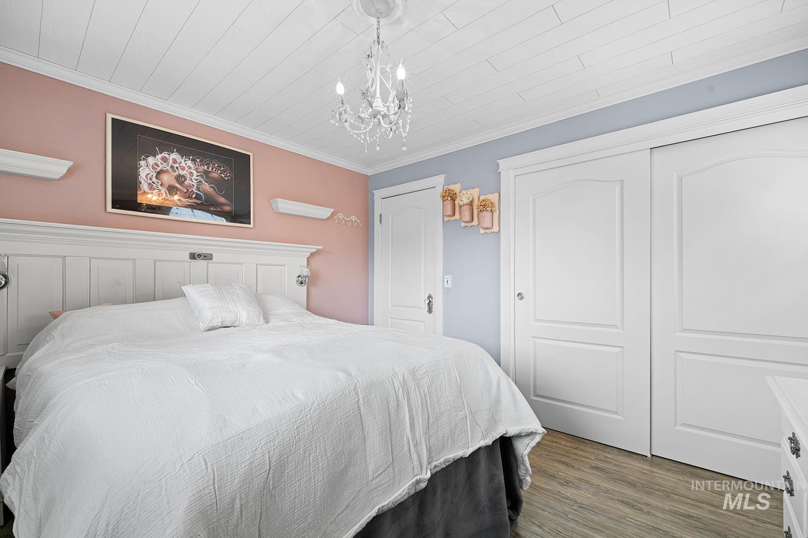 2007 Ripon Avenue Lewiston, ID 83501 - Photo 12 of 30 Spacious room featuring wood-finish flooring, a white paneled ceiling, and a decorative chandelier