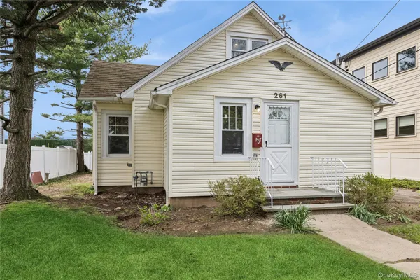 $799,999 | 261 Marcellus Road, Mineola, NY 11501