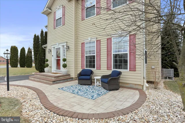 a view of a house with backyard