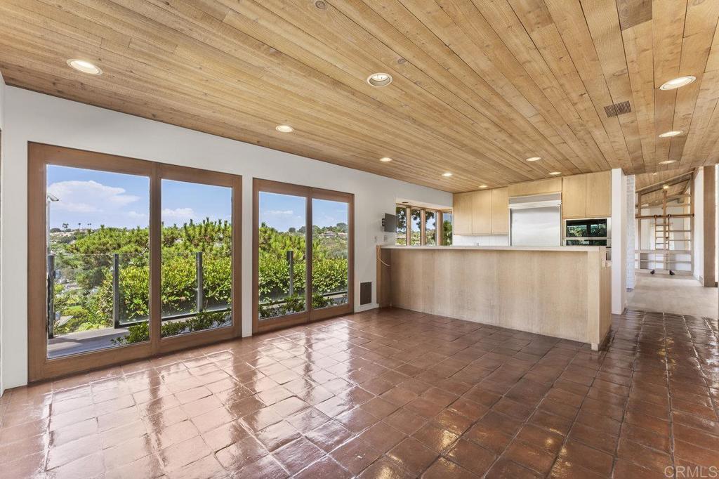 7675 Via Capri La Jolla, CA 92037 - Photo 23 of 75