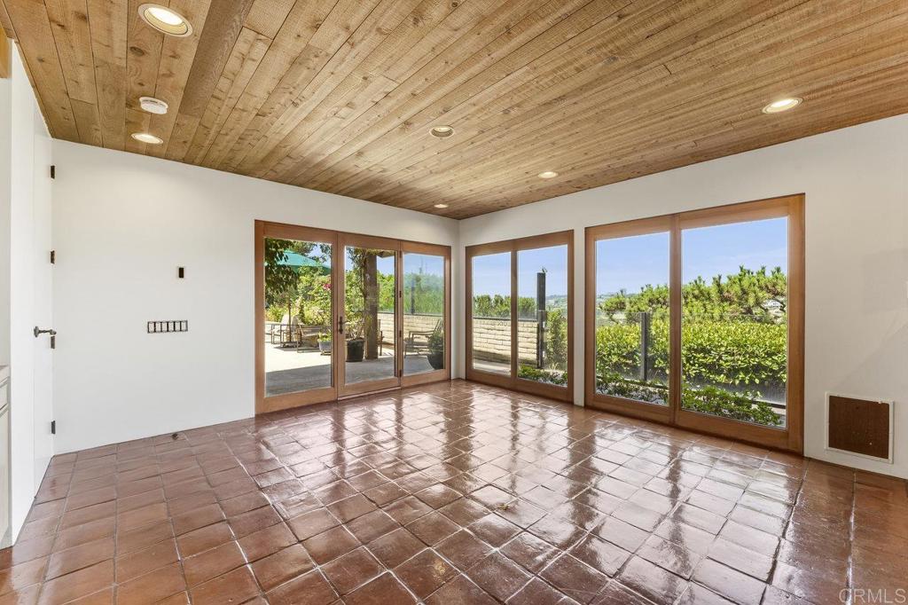 7675 Via Capri La Jolla, CA 92037 - Photo 24 of 75