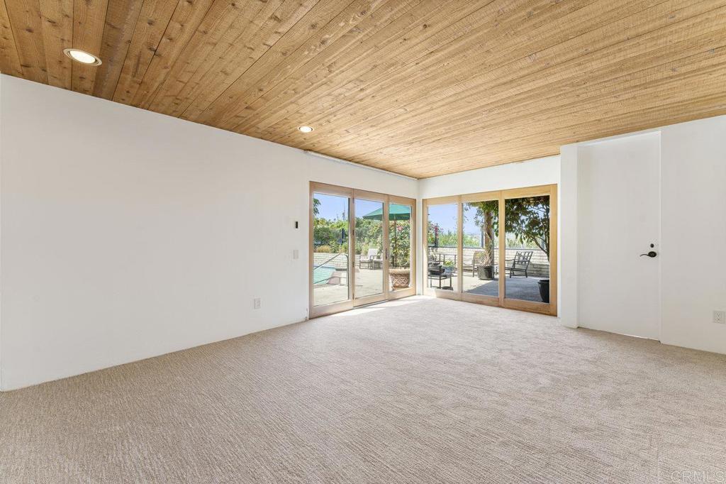 7675 Via Capri La Jolla, CA 92037 - Photo 27 of 75 a big room with yard and balcony view