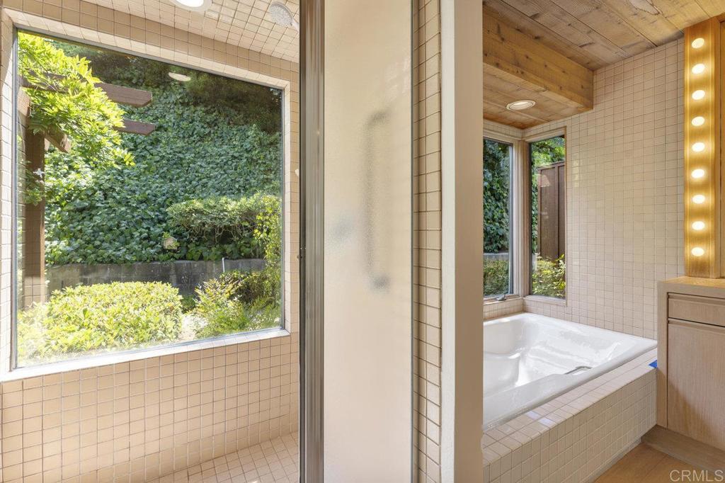 7675 Via Capri La Jolla, CA 92037 - Photo 33 of 75