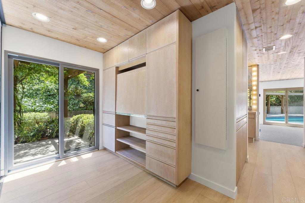 7675 Via Capri La Jolla, CA 92037 - Photo 34 of 75