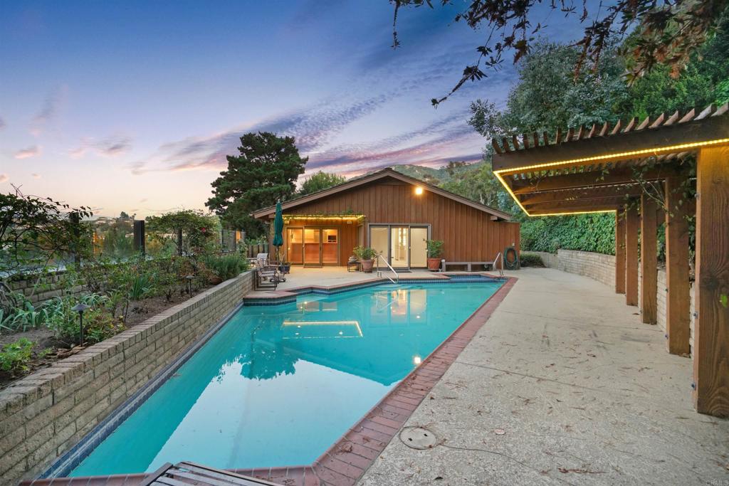 7675 Via Capri La Jolla, CA 92037 - Photo 40 of 75