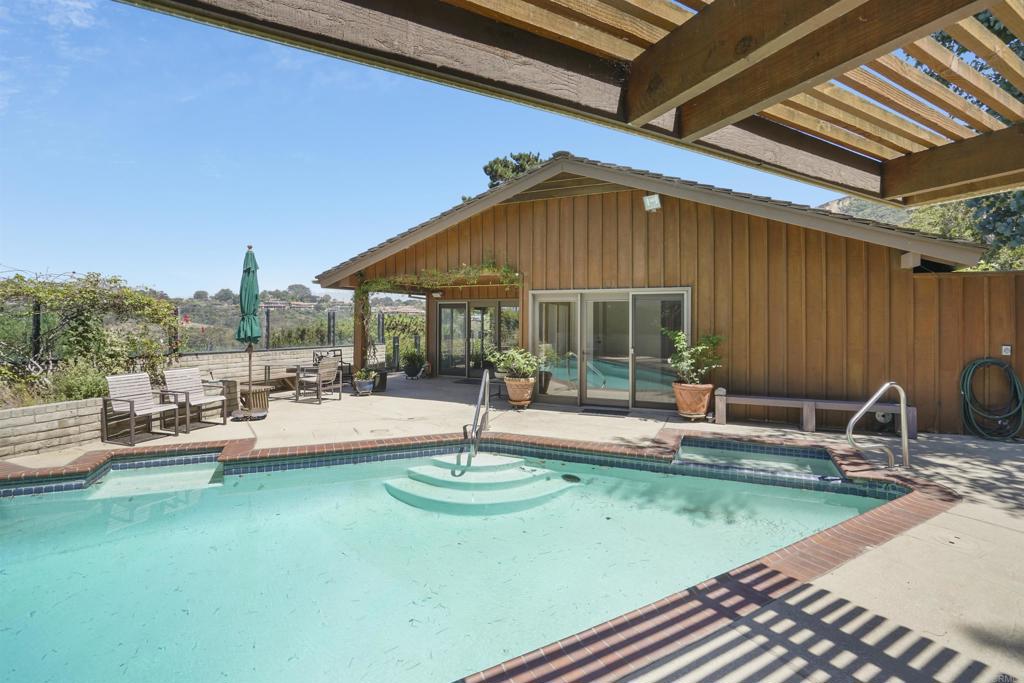 7675 Via Capri La Jolla, CA 92037 - Photo 46 of 75