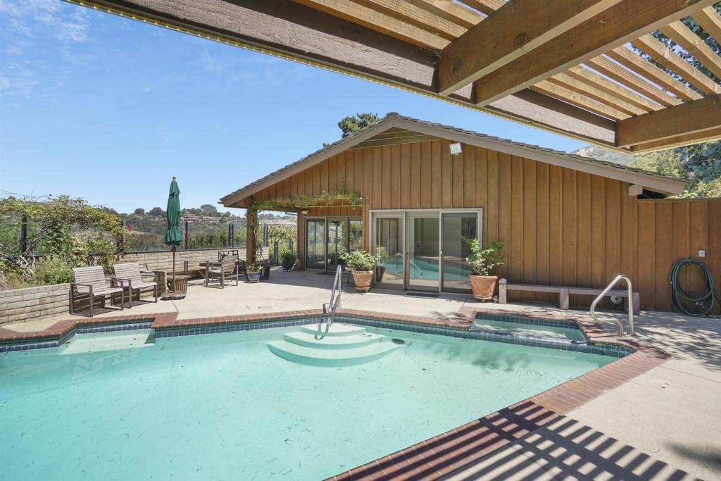 7675 Via Capri La Jolla, CA 92037 - Photo 47 of 75 a view of a backyard with sitting area