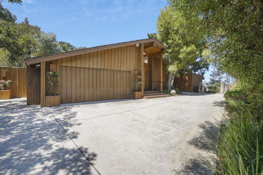 7675 Via Capri La Jolla, CA 92037 - Photo 7 of 75 a view of a backyard of the house