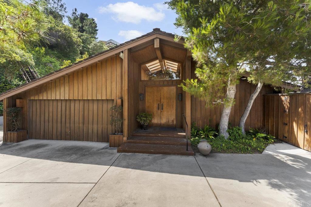 7675 Via Capri La Jolla, CA 92037 - Photo 8 of 75 a front view of a house having yard