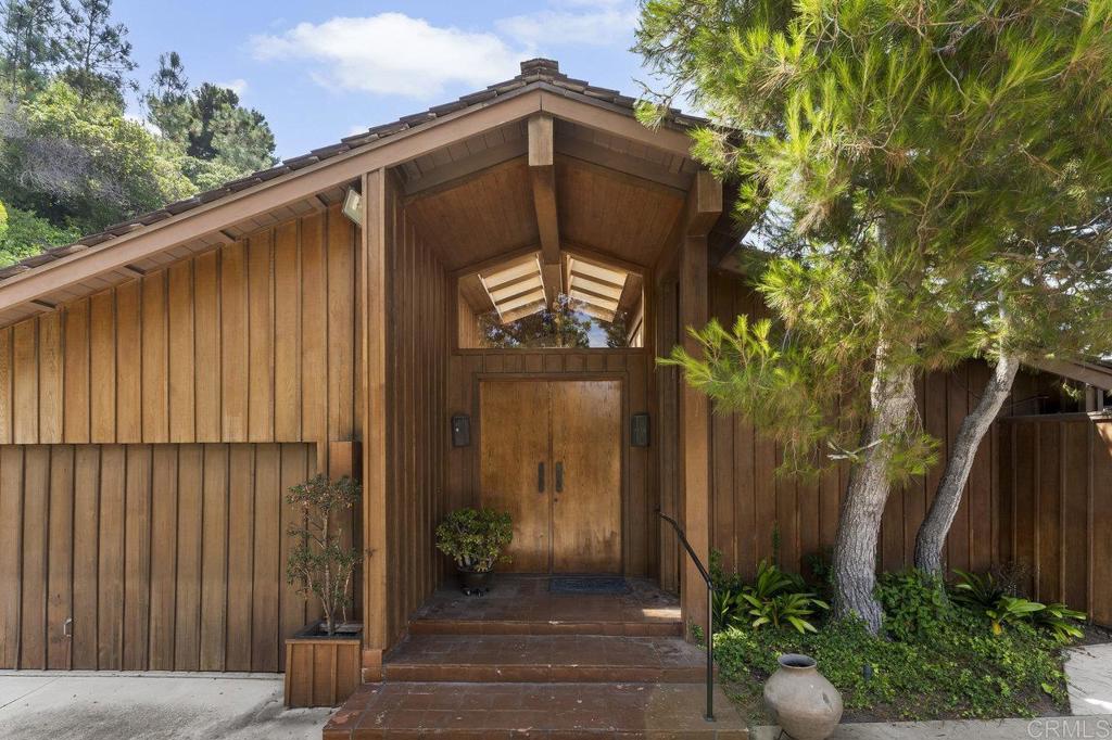 7675 Via Capri La Jolla, CA 92037 - Photo 9 of 75 a front view of a house with a yard