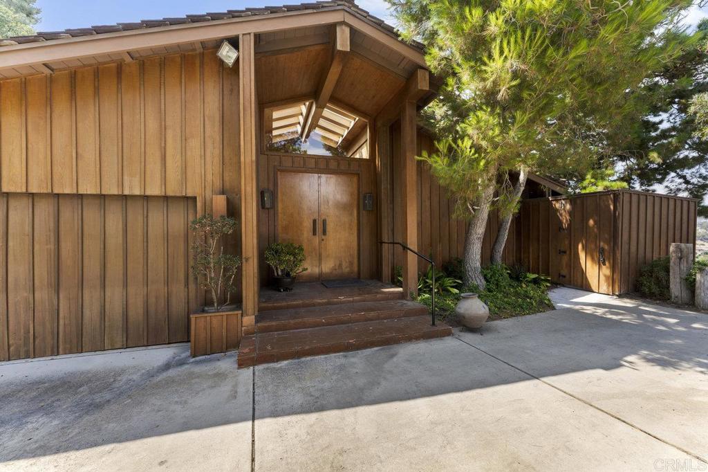 7675 Via Capri La Jolla, CA 92037 - Photo 10 of 75 a view of a house with a small garden