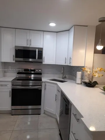 $3,600 | 1541 South Ocean Boulevard, Unit 318, Lauderdale-by-the-Sea, FL 33062