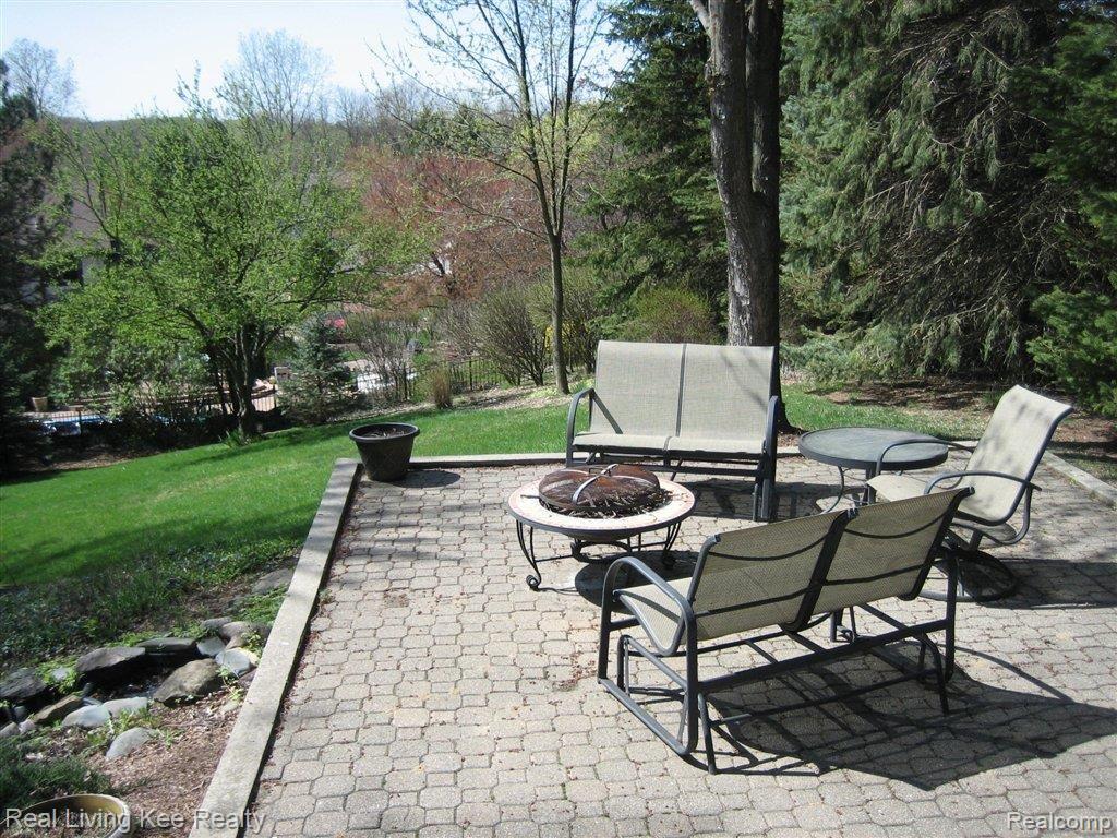 730 Stanford Circle Rochester, MI 48309 - Photo 21 of 24 Brick Paver Deck