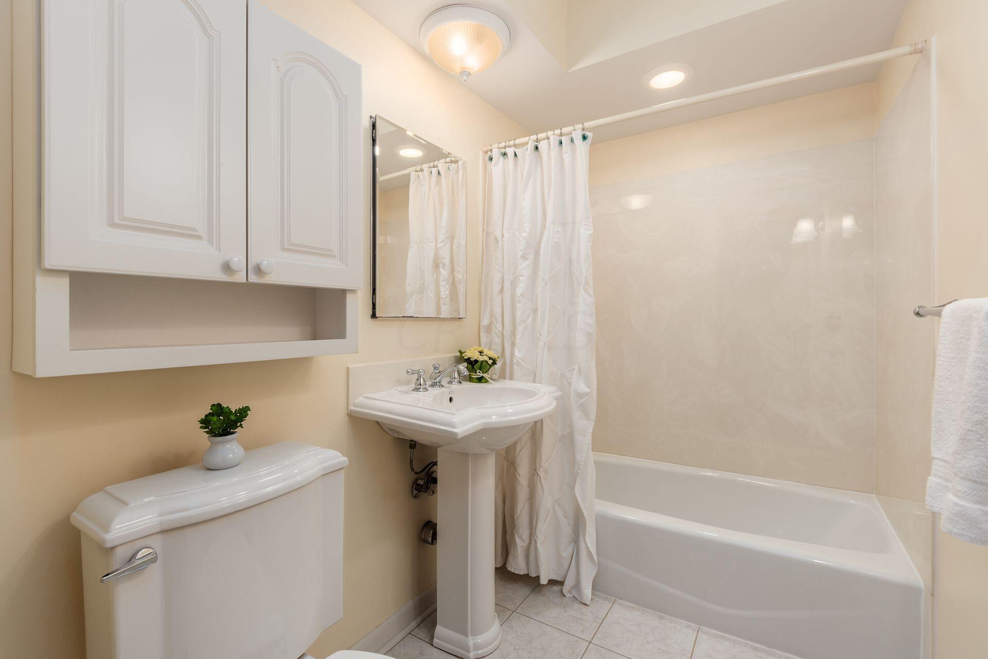 2095 Fishinger Road Upper Arlington, OH 43221 - Photo 31 of 43 Ensuite Bath