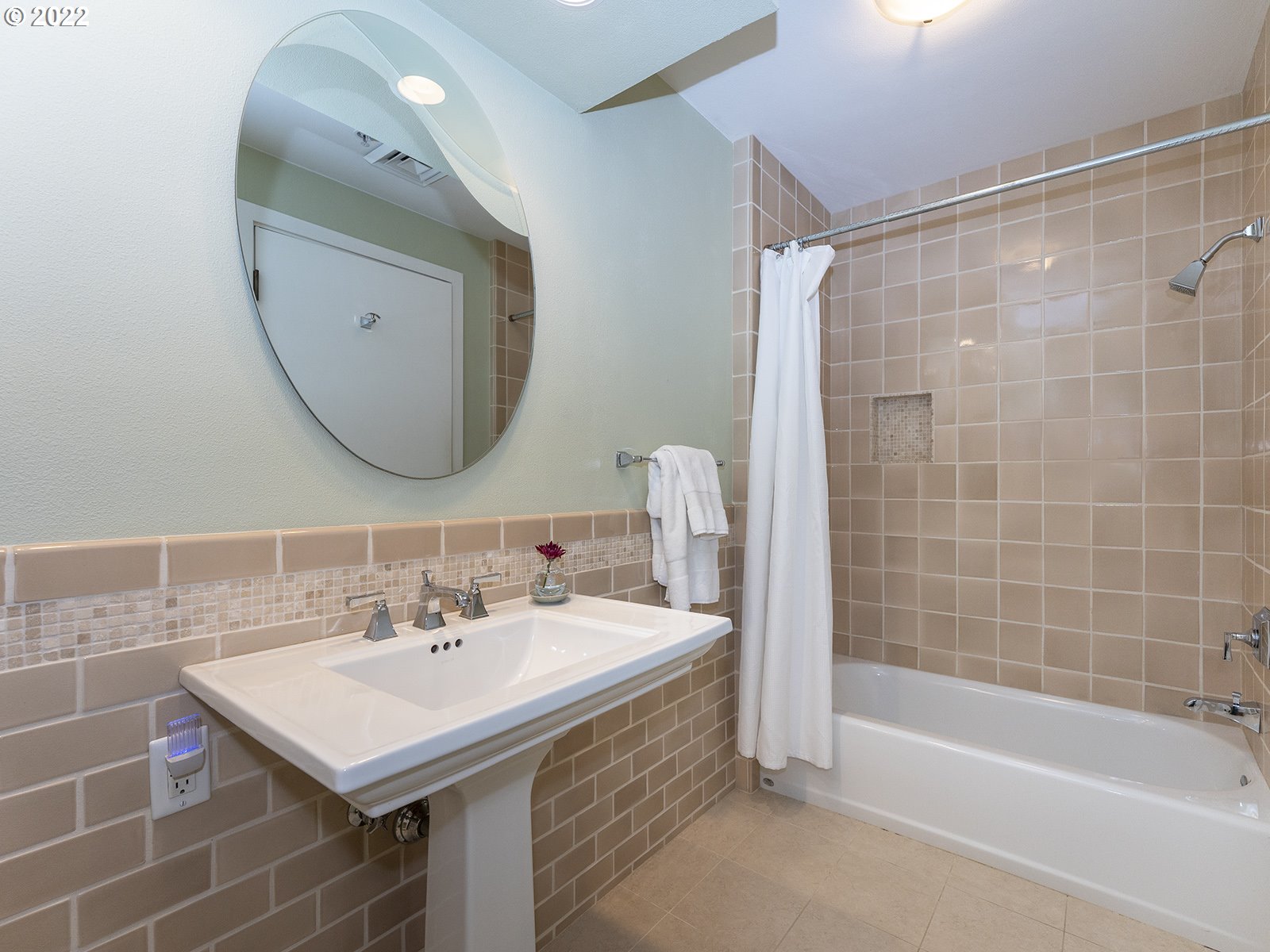 2445 Northwest Westover Road, Unit 201 Portland, OR 97210 - Photo 20 of 31 Bathroom