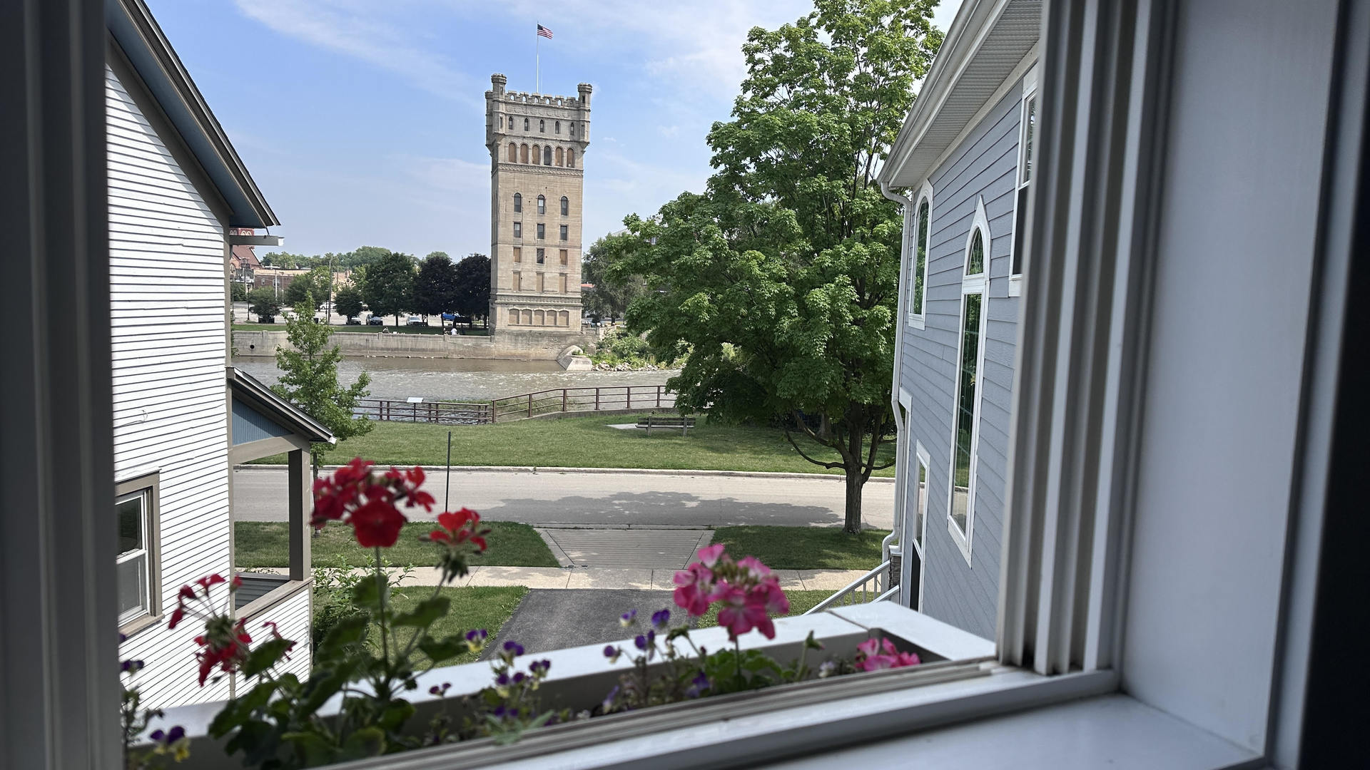 204 Fairbank Road Riverside, IL 60546 - Photo 21 of 35 a outdoor space with lots of flowers
