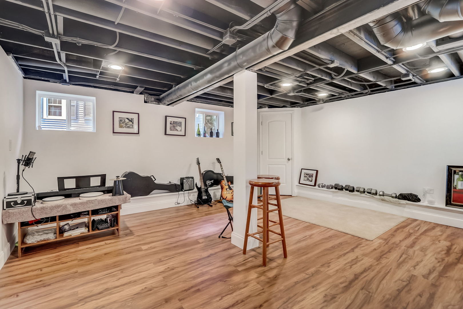 204 Fairbank Road Riverside, IL 60546 - Photo 24 of 35 a view of a livingroom with lounge chair