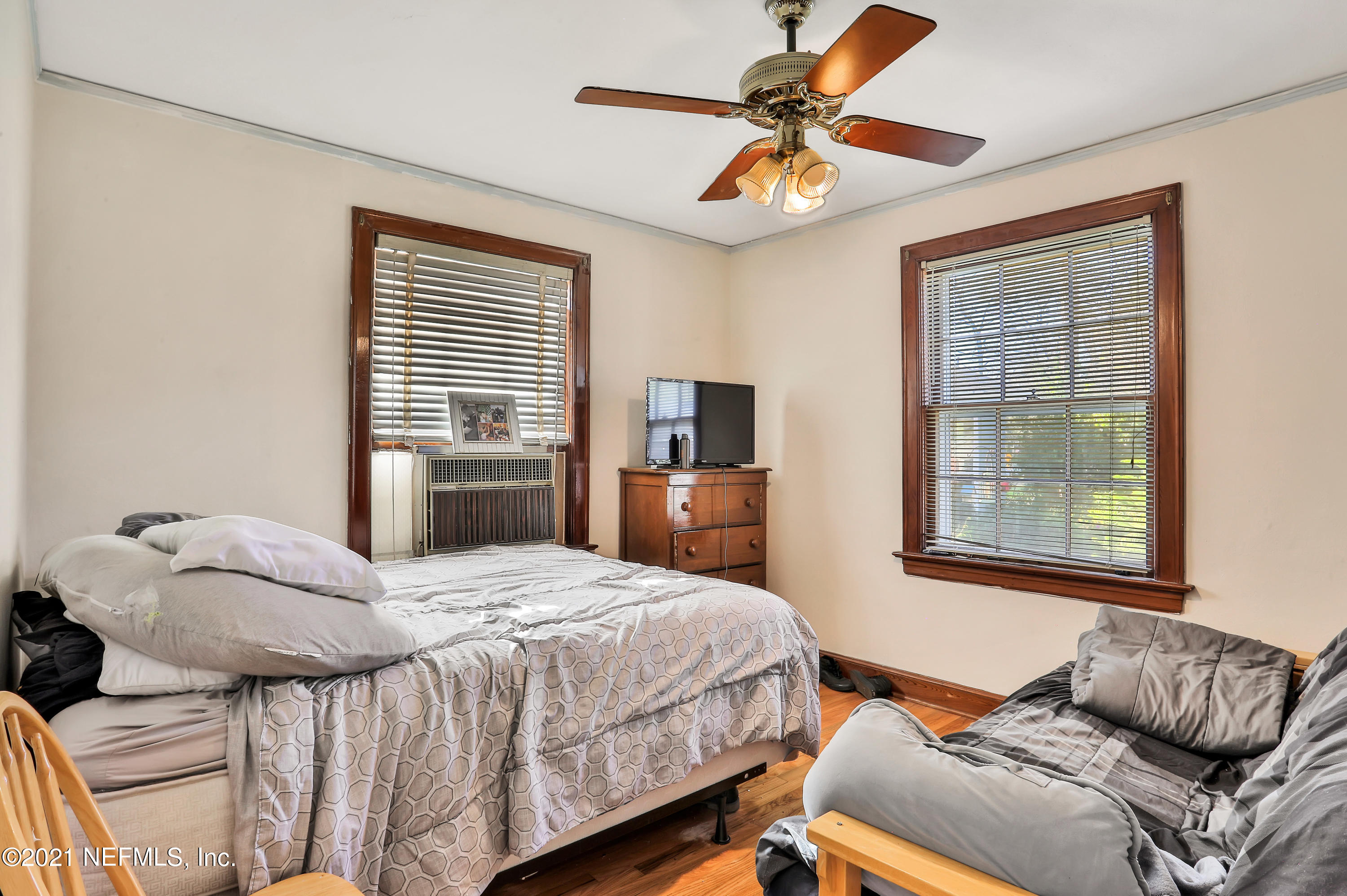 2130 Huntsford Road Jacksonville, FL 32207 - Photo 10 of 11 a bedroom with a bed and a window
