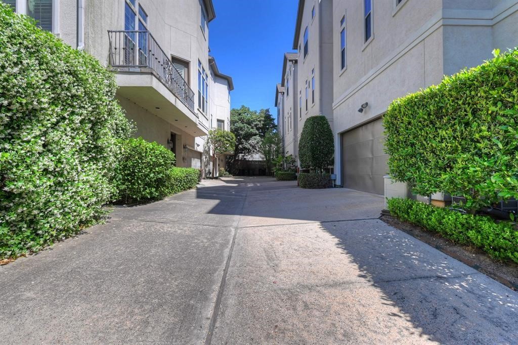 2406 Wroxton Road Houston, TX 77005 - Photo 3 of 28 Gallery Image 3