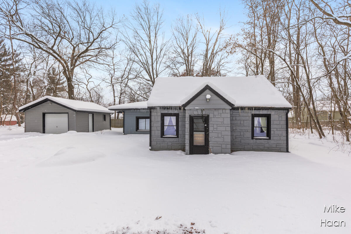 1724 Harding Street Northwest Grand Rapids, MI 49544 - Photo 2 of 20 IMG_1000