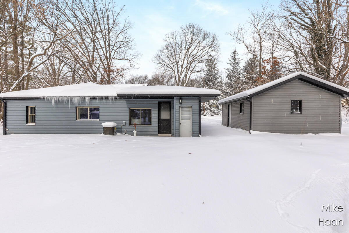 1724 Harding Street Northwest Grand Rapids, MI 49544 - Photo 4 of 20 IMG_1018