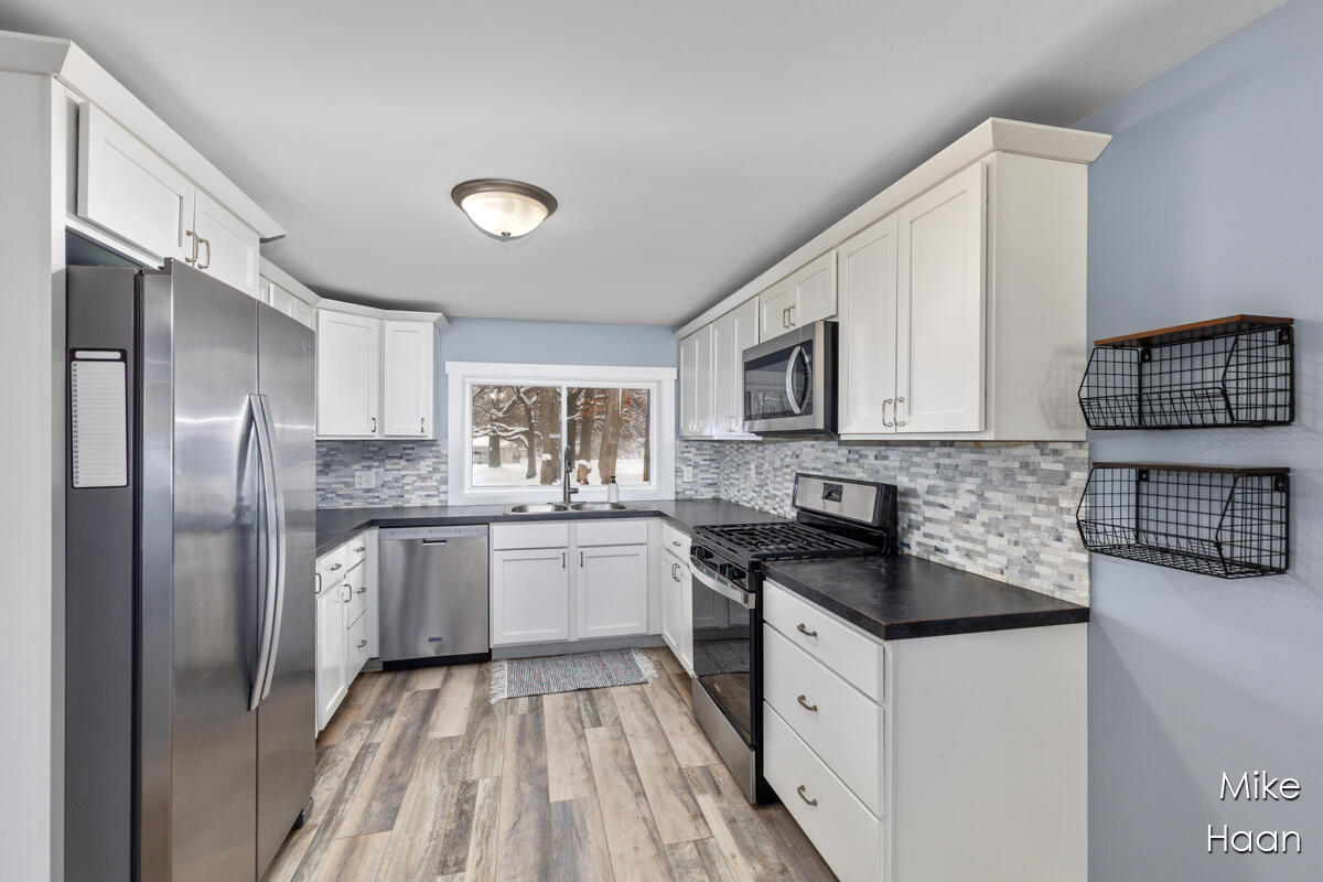 1724 Harding Street Northwest Grand Rapids, MI 49544 - Photo 5 of 20 IMG_1008