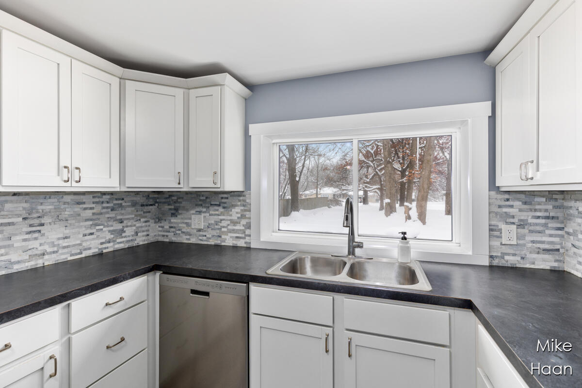 1724 Harding Street Northwest Grand Rapids, MI 49544 - Photo 6 of 20 IMG_1009