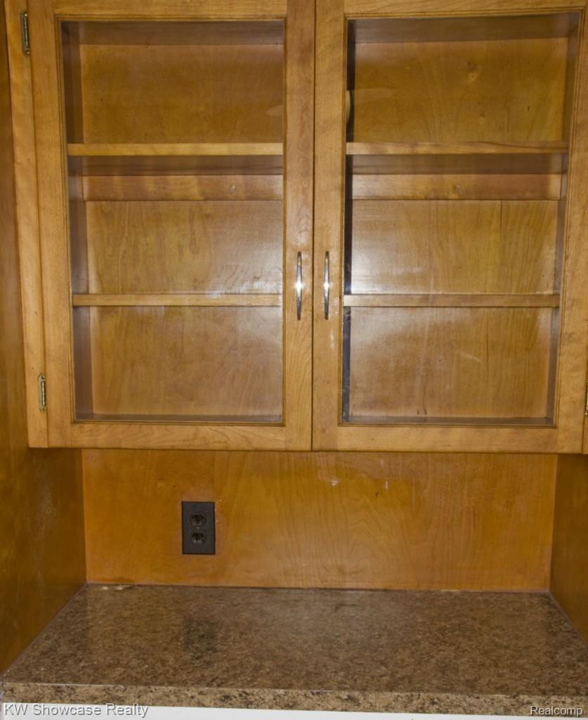 7875 Commerce Road West Bloomfield, MI 48324 - Photo 15 of 26 dr built in.jpg