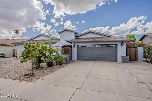 a view of a entryway of the house