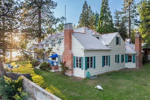 a view of residential houses with yard and green space