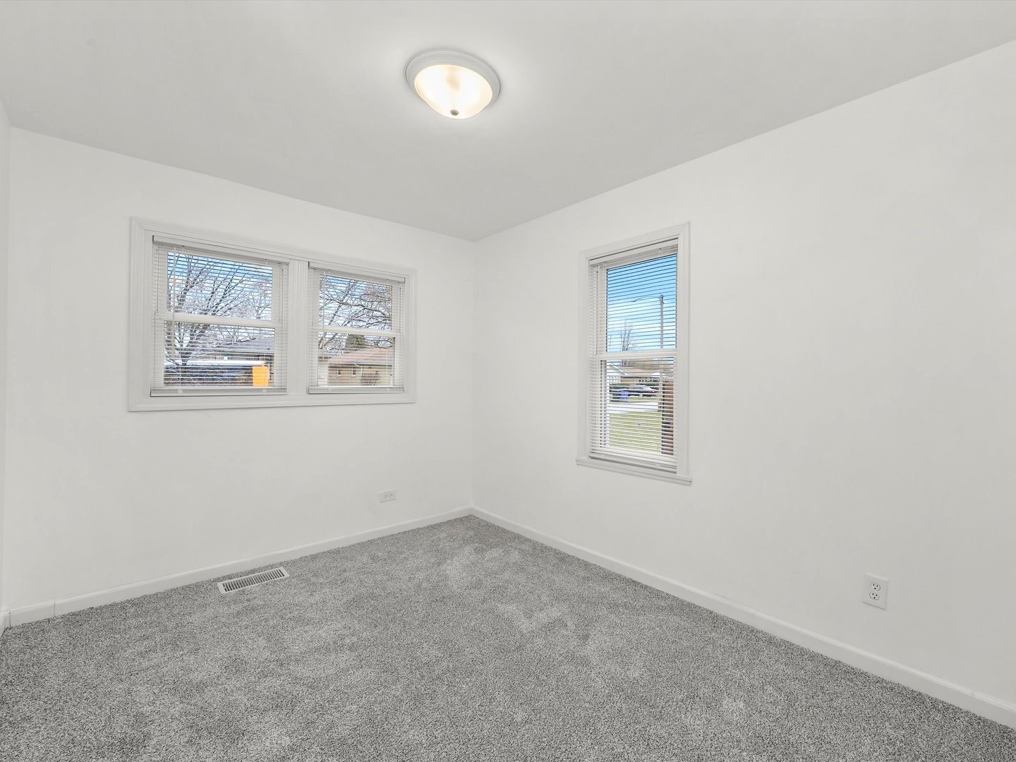 527 Clayton Road Hillside, IL 60162 - Photo 18 of 36 an empty room with a window