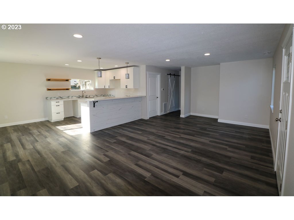 2050 Southwest 21st Street Redmond, OR 97756 - Photo 8 of 17 Gallery Image 8