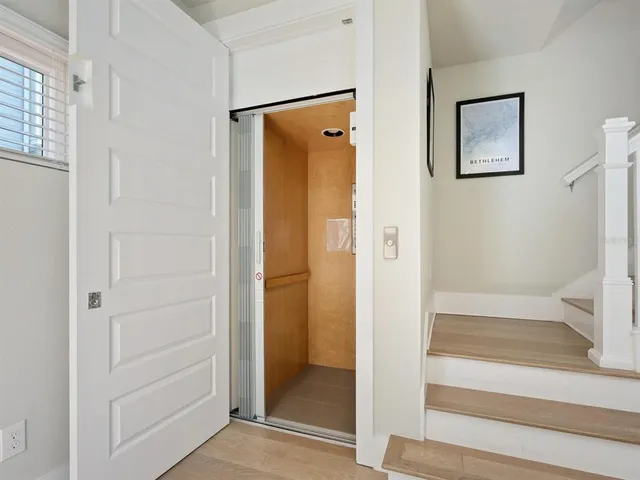 $879,900 | 508 Laurel Park Drive, Sarasota, FL 34236