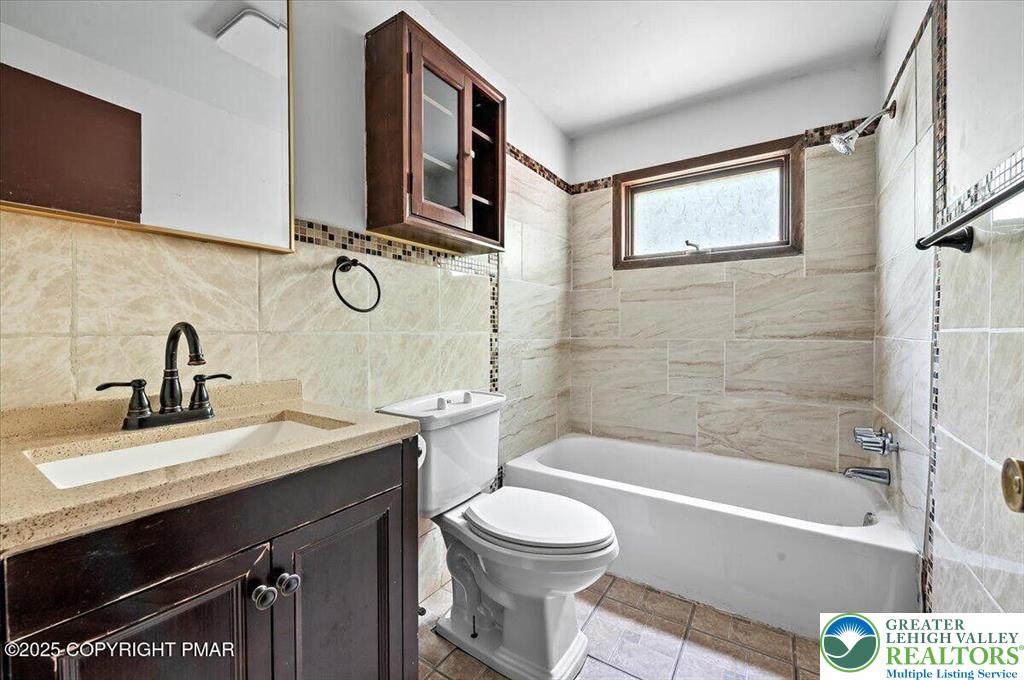 6061 Decker Road Bushkill, PA 18324 - Photo 11 of 27