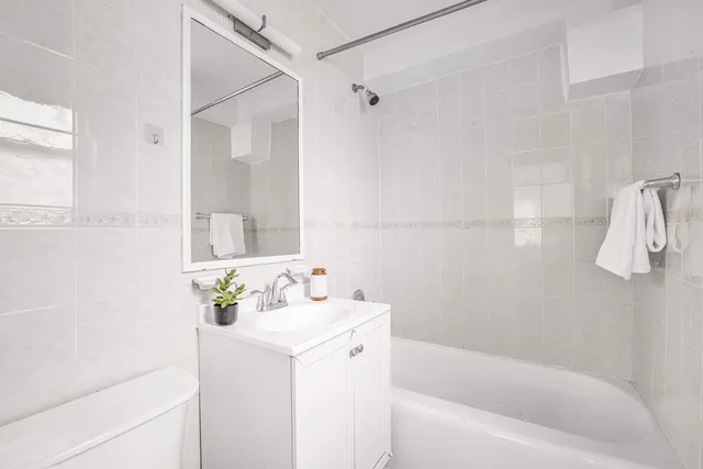 $1,295,000 | 155 East 38th Street, Unit 21G | Murray Hill