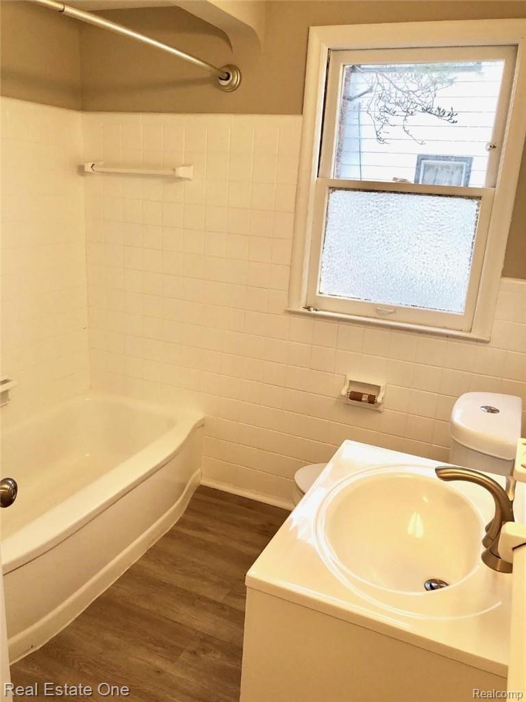 1325 Princeton Road Berkley, MI 48072 - Photo 8 of 16 PRINCETONBATHRM1.jpg