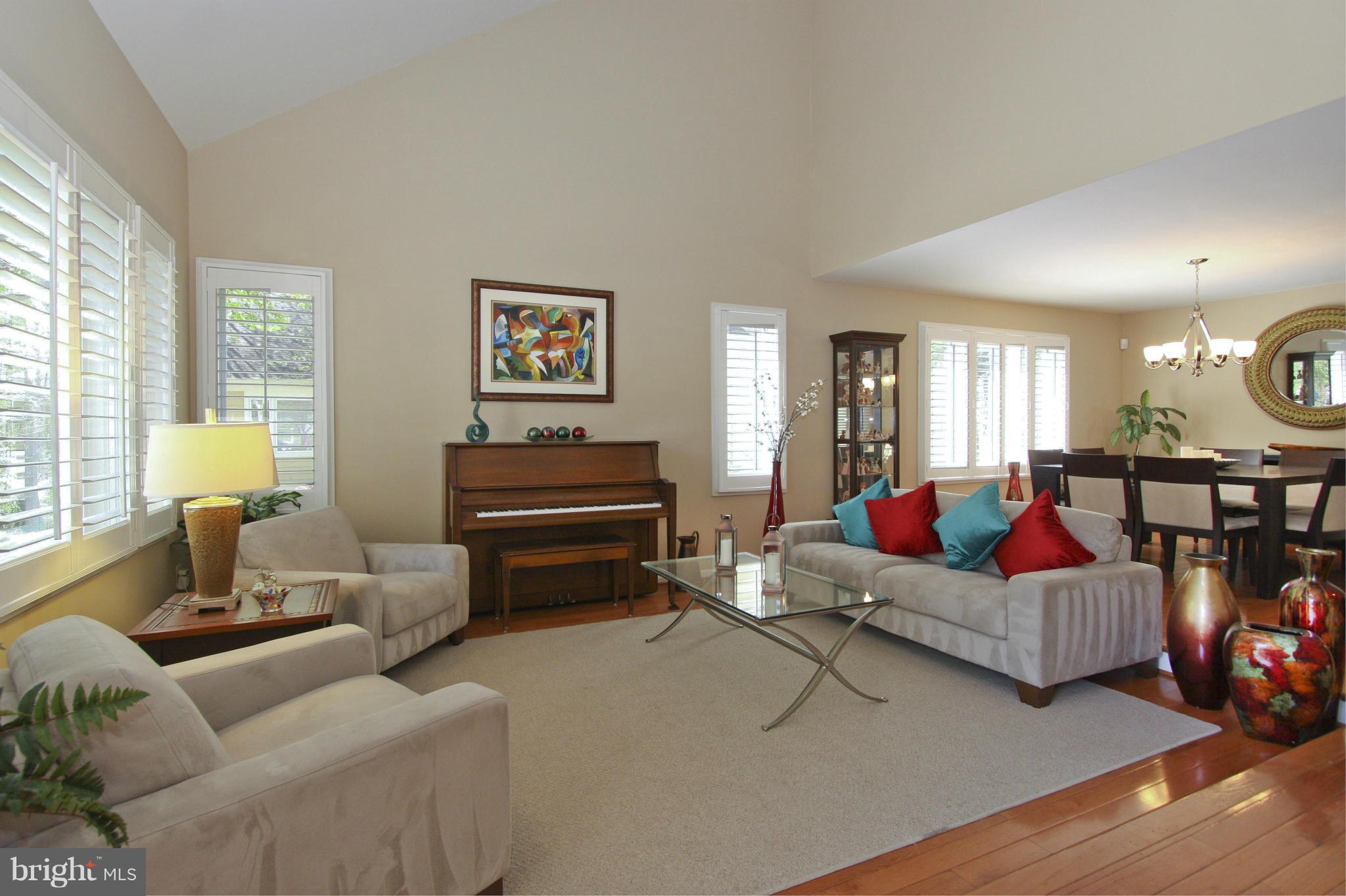 1320 Pavilion Club Way Reston, VA 20194 - Photo 5 of 30 Living Room