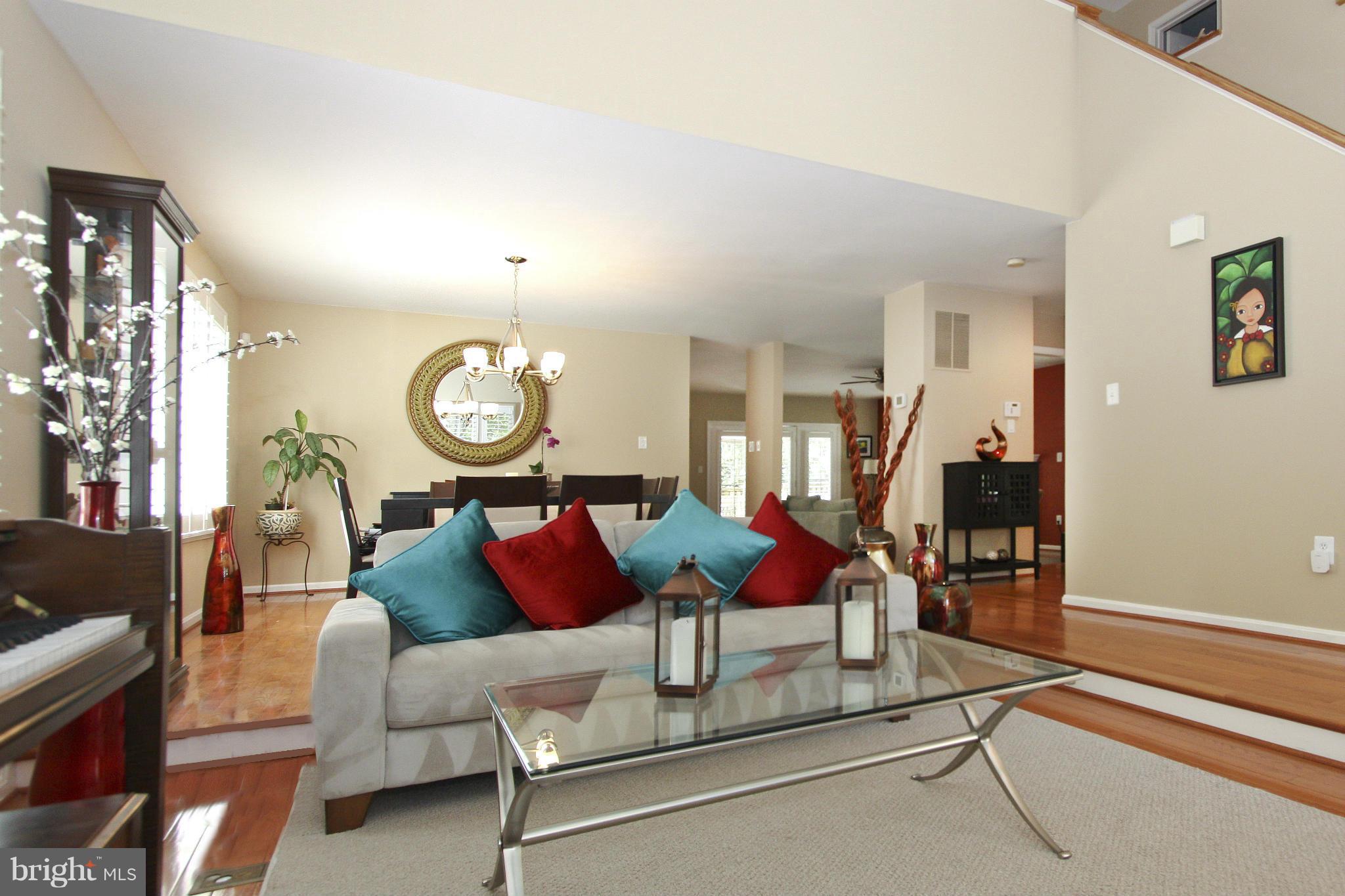1320 Pavilion Club Way Reston, VA 20194 - Photo 6 of 30 Living Room