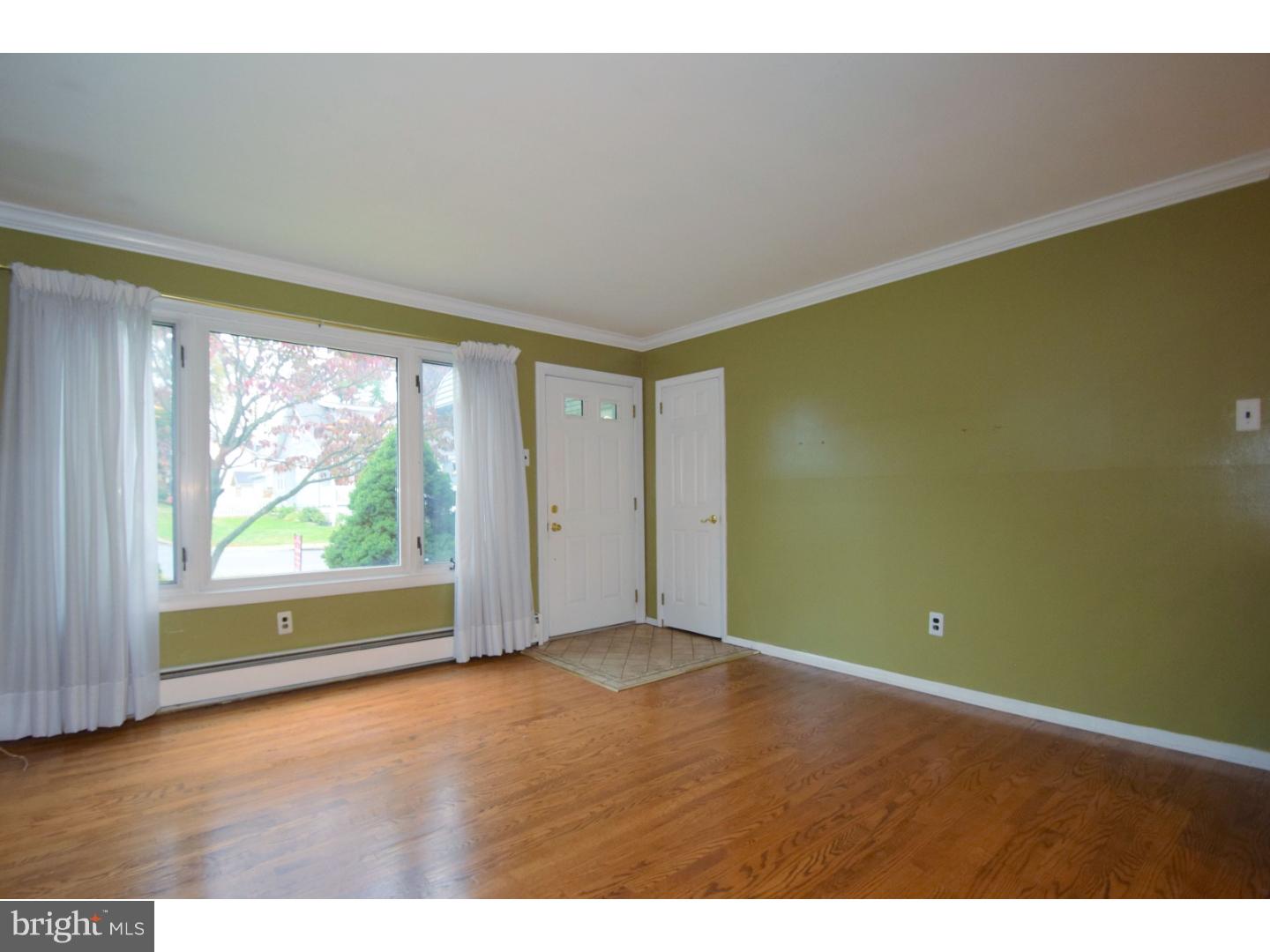 228 Dallas Road Willow Grove, PA 19090 - Photo 10 of 23 Living Room